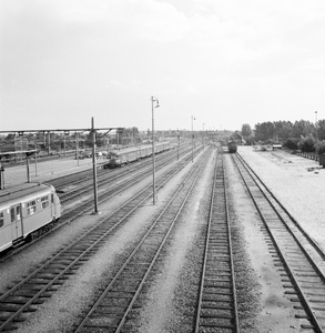 154842 Gezicht op het emplacement van het N.S.-station Geldermalsen te Geldermalsen met een electrisch treinstel mat. ...